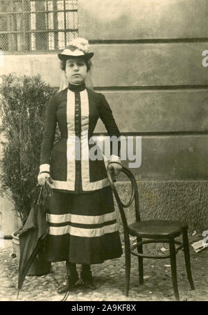 Eine Frau in einer auffälligen Farbe, Italien Stockfoto