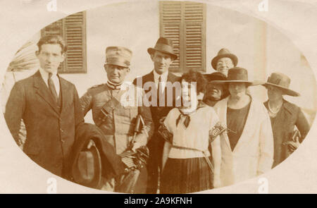 Kleine Gruppe von Freunden mit einem Soldaten, Italien Stockfoto