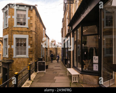 Blick auf schmalen Paul Street in Frome Stadtzentrum mit unabhängigen Geschäften in historischen Gebäuden gestimmt, einer der besten Plätze in Großbritannien Somerset zu leben Stockfoto