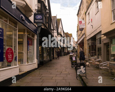 Blick auf den schmalen Fußgängerzone billig Straße im historischen Zentrum von Frome, Somerset England UK gestimmt, als einer der besten Orte in Großbritannien zu leben Stockfoto