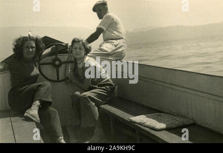 Zwei Mädchen auf einem Boot, Salò, Italien Stockfoto