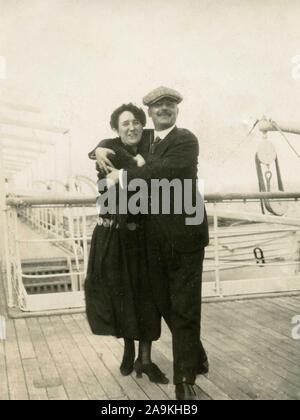Ein Mann eine Frau auf der Brücke eines Schiffes, Italien Stockfoto
