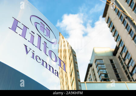 Wien, Österreich - 17 Okt, 2019: Hilton Hotel Logo auf dem Metall Pylon in Wien. Zeichen für ein luxuriöses 5-Sterne Gastfreundschaft Unternehmen Stockfoto