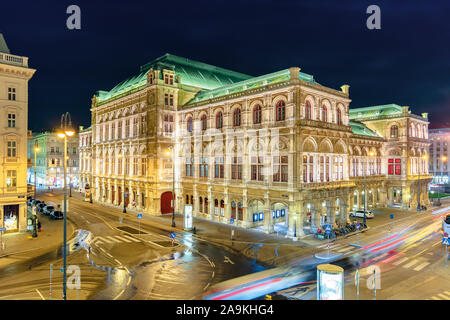 Wiener Staatsoper in Österreich in der Nacht. beliebtes Ausflugsziel im schönen Straße Licht. Blick von Albertina Balkon Stockfoto