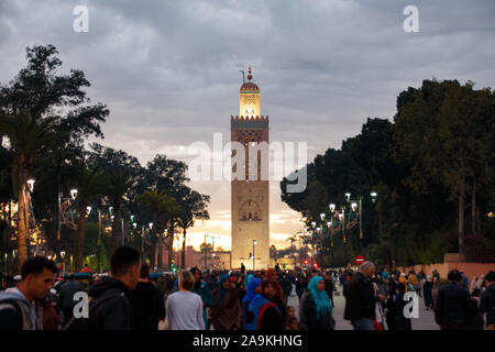 2017, Afrika, arabisch, Illustr., Baum, Bäume, Besichtigung, Dämmerung, Erbe, Seminarraum, golden, goldene Stunde, Himmel, Islam, Koutoubia, Kultur, Ma Stockfoto