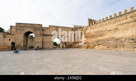 Fez, Marokko. November 9, 2019. Ein Blick auf die Bab Chems Tor und der alten Stadtmauer Stockfoto