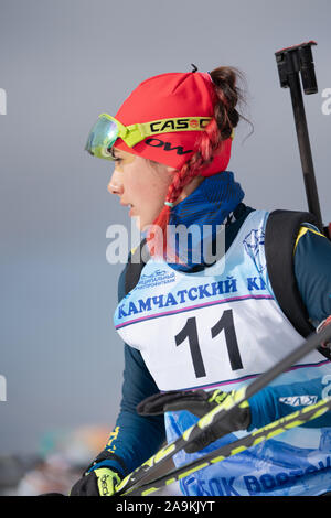 Sportlerin und Reiseschriftstellerin Yegorova Polina (Kasachstan) in Aktion nach dem Gewehr schießen beim Öffnen des regionalen Jugend Biathlon Wettbewerbe Ost Cup. Kamtschatka Stockfoto