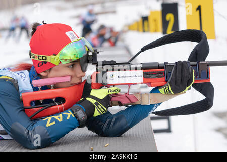 Sportlerin und Reiseschriftstellerin Yegorova Polina Kasachstan Luftgewehrschießen in Bauchlage. Biathletin im Schießstand. Jugend Biathlon Wettbewerbe Ost Cup Stockfoto