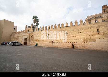 Fez, Marokko. November 9, 2019. Ein Blick auf die alten Stadtmauern Stockfoto