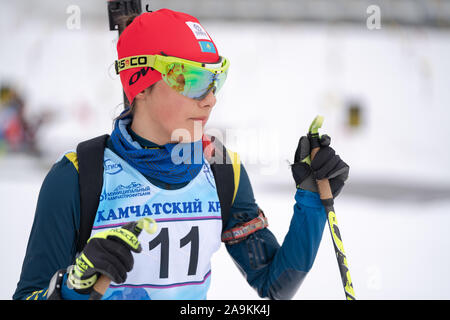 Sportlerin und Reiseschriftstellerin Polina Yegorova (Kasachstan) in Aktion nach dem Gewehr schießen beim Öffnen des regionalen Jugend Biathlon Wettbewerbe Ost Cup. Kamtschatka Stockfoto