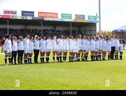 Das englische Team sammeln für die nationalhymnen vor Kick off beim Länderspiel der Frauen am sandigen Park, Exeter. Stockfoto