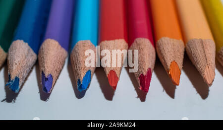 In der Nähe der Farbe Bleistift mit verschiedenen Farben Farbstifte auf weißem Hintergrund. Stockfoto