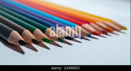 In der Nähe der Farbe Bleistift mit verschiedenen Farben Farbstifte auf weißem Hintergrund. Stockfoto