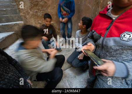 Fez, Marokko. November 9, 2019. Spielende Kinder auf der Straße in der Medina Stockfoto