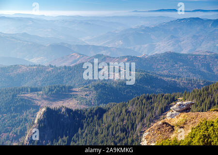 Berglandschaft von der massiven Ceahlau gesehen, Ostkarpaten, Moldau, Rumänien Stockfoto
