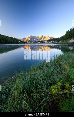 Berg Reflexion bei Sonnenaufgang über Misurina See, Misurina, Dolomiten, Italien Stockfoto