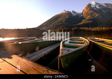 Farbenfrohe Sommer am frühen Morgen auf dem Hintersee mit weißen Vergnügen startet. Stockfoto