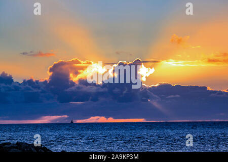 Sonnenuntergang bei Cape Jervis, Kangaroo Island mit Wasser, Wolken und Segelboot auf das Meer Stockfoto