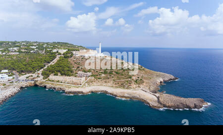 Luftbild von weißen Leuchtturm von Santa Maria di Leuca auf dem Hügel, dem südlichsten Punkt des Salento, mit Blick auf zwei Meere das Ionische und das Ad Stockfoto