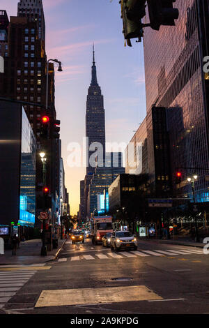 Das Empire State Building fotografiert bei Sonnenaufgang, West 34rd Street und 8th Avenue, New York City, Vereinigte Staaten von Amerika. Stockfoto