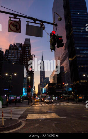 Das Empire State Building fotografiert bei Sonnenaufgang, West 34rd Street und 8th Avenue, New York City, Vereinigte Staaten von Amerika. Stockfoto