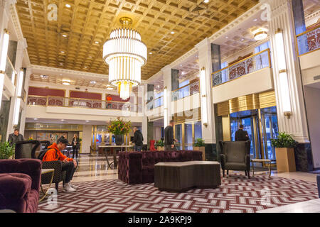 Eingang Lobby Rezeption im Wyndham New Yorker Hotel, 8th Avenue, New York City, Vereinigte Staaten von Amerika. Stockfoto