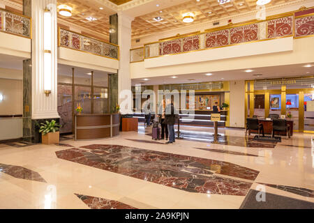 Eingang Lobby Rezeption im Wyndham New Yorker Hotel, 8th Avenue, New York City, Vereinigte Staaten von Amerika. Stockfoto