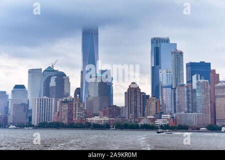Stadtbild der Financial District von Manhattan von Liberty Island, in einer nebligen Tag. Stockfoto
