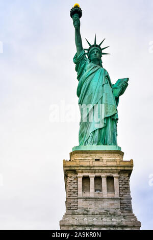 Foto close-up der Freiheitsstatue an einem sonnigen Tag und blauer Himmel mit Wolken. Liberty Island. New York City, USA. Stockfoto