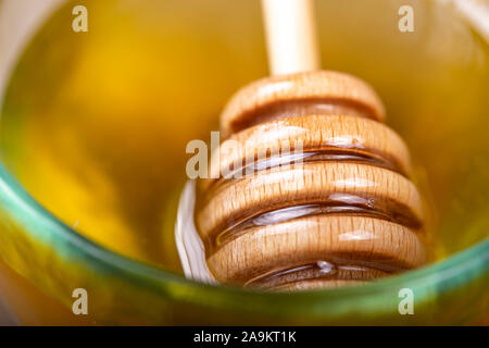 Honig mit einem speziellen Holzlöffel close-up. Platz für Text Stockfoto