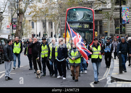 Charing Cross Road, London, UK. 16 Nov, 2019. Eine kleine Gruppe von Pro über 20' Gelb 'Brexit Demonstranten Charing Cross Road entlang marschieren. Quelle: Matthew Chattle/Alamy leben Nachrichten Stockfoto