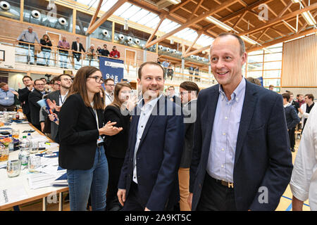 Bad Waldsee Reute, Deutschland. 16 Nov, 2019. Friedrich Merz (CDU, r), der ehemalige Vorsitzende der CDU/CSU-Fraktion im Bundestag, wird das Podium in der Durlesbachhalle an der 48th Landtag der Jungen Union (JU) Baden-Württemberg, neben Christian Natterer (2. von rechts), der Vorsitzende der CDU, Kreisverband Ravensburg. Credit: Felix Kästle/dpa/Alamy leben Nachrichten Stockfoto