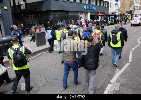 Charing Cross Road, London, UK. 16 Nov, 2019. Eine kleine Gruppe von Pro über 20' Gelb 'Brexit Demonstranten Charing Cross Road entlang marschieren. Quelle: Matthew Chattle/Alamy leben Nachrichten Stockfoto