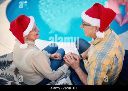 Liebevolle Lächeln älterer Mann und Frau gemeinsam feiern Weihnachten Stockfoto