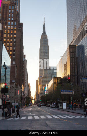 Das Empire State Building fotografiert bei Sonnenaufgang, West 34rd Street und 8th Avenue, New York City, Vereinigte Staaten von Amerika. Stockfoto