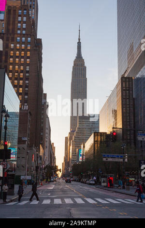 Das Empire State Building, fotografiert bei Sonnenaufgang, West 34. Street und 8. Avenue, New York City, Vereinigte Staaten von Amerika. Stockfoto