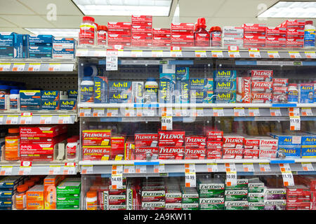 Schmerzstillende Mittel für Verkauf an Duane Reade pharmacy, 8th Avenue, New York City, Vereinigte Staaten von Amerika. Stockfoto