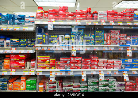 Schmerzstillende Mittel für Verkauf an Duane Reade pharmacy, 8th Avenue, New York City, Vereinigte Staaten von Amerika. Stockfoto