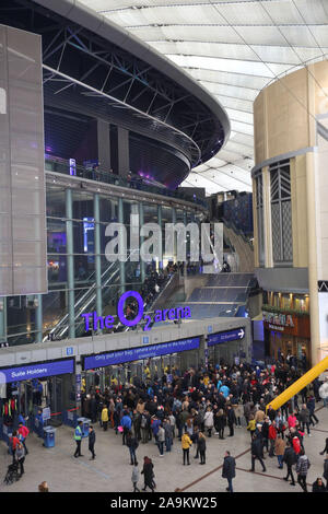 London, Großbritannien. 16. November 2019; O2 Arena, London, England; Nitto ATP-Finale; Fans durch die Sicherheitskontrolle Tor passieren, bevor die Spiele - Redaktionelle Verwendung Credit: Aktion Plus Sport Bilder/Alamy leben Nachrichten Stockfoto