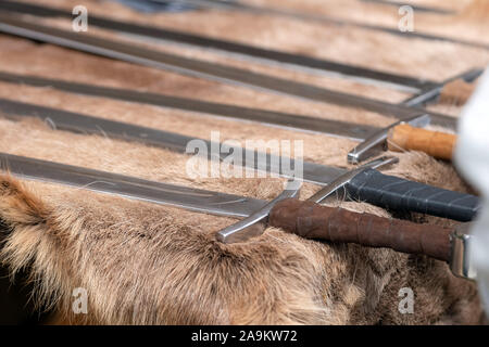 Mittelalterliche Waffen Repliken für den Nahkampf in Kriegen auf Anzeige auf Fell verwendet Stockfoto