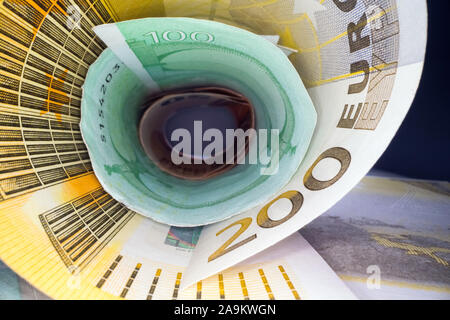 Innerhalb der Geld Tunnel. Abstrakte Sicht der Euro wieder Noten in einem Rohr gerollt. Sparen und Geld anlegen Stockfoto