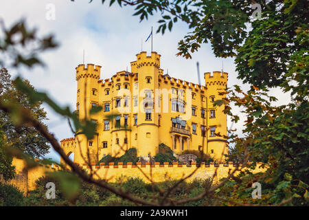 Bild von einem gelben Schloss Hohenschwangau in einem natürlichen Rahmen Stockfoto