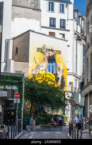 Paris, Frankreich - 25 August, 2019: die Menschen gehen auf die Straße mit Graffiti von Tim und Struppi, Kapitän Haddock Stockfoto