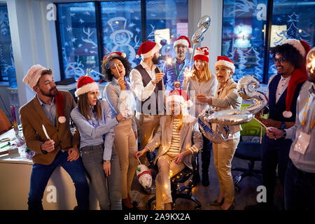 Young Business Team in santa Hüte feiern Urlaub. Frohe Weihnachten und ein glückliches Neues Jahr Stockfoto