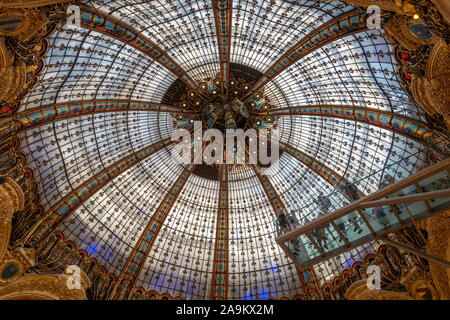 Paris, Frankreich, 26. August 2019: Obere Kuppel des stianed Gläser in der Gallerie Lafayette in Paris. Stockfoto