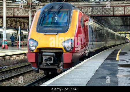 Ein moderner Hochgeschwindigkeitszug am Bahnsteig eines Bahnhofs im Vintage-Stil, keine Passagiere sichtbar Stockfoto