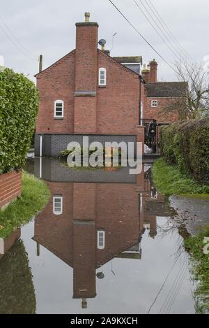 Upton-upon-Severn Worcestershire Vereinigtes Königreich. November 2019. Der Fluss Severn fließt heute über sein Ufer bei Upton-upon-Severn. Die Grashügel halten den größten Teil des Wassers vom geschwollenen Fluss zurück, aber die Niveaus sind jetzt zu hoch, um das aufsteigende Wasser zurückzuhalten, da der Fluss Bauernfelder überflutet und das nahegelegene Dorf Upton bedroht. Quelle: Stop Press Media/Alamy Live News Stockfoto