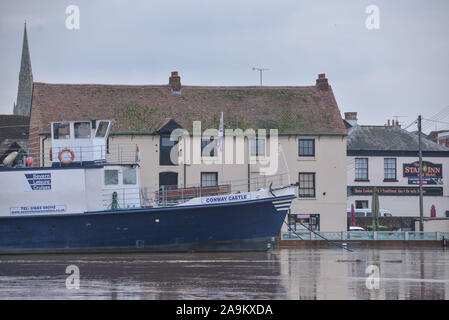 Upton-upon-Severn Worcestershire Vereinigtes Königreich. November 2019. Der Fluss Severn fließt heute über sein Ufer bei Upton-upon-Severn. Die Grashügel halten den größten Teil des Wassers vom geschwollenen Fluss zurück, aber die Niveaus sind jetzt zu hoch, um das aufsteigende Wasser zurückzuhalten, da der Fluss Bauernfelder überflutet und das nahegelegene Dorf Upton bedroht. Quelle: Stop Press Media/Alamy Live News Stockfoto