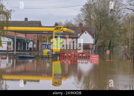 Upton-upon-Severn Worcestershire Vereinigtes Königreich. November 2019. Der Fluss Severn fließt heute über sein Ufer bei Upton-upon-Severn. Die Grashügel halten den größten Teil des Wassers vom geschwollenen Fluss zurück, aber die Niveaus sind jetzt zu hoch, um das aufsteigende Wasser zurückzuhalten, da der Fluss Bauernfelder überflutet und das nahegelegene Dorf Upton bedroht. Quelle: Stop Press Media/Alamy Live News Stockfoto