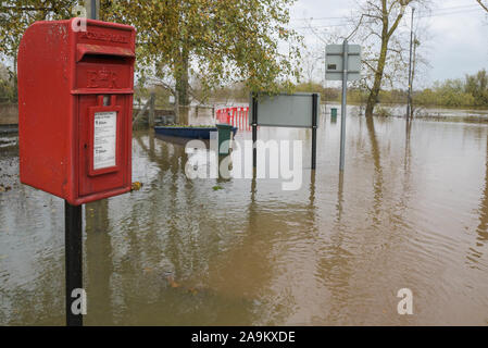 Upton-upon-Severn Worcestershire Vereinigtes Königreich. November 2019. Der Fluss Severn fließt heute über sein Ufer bei Upton-upon-Severn. Die Grashügel halten den größten Teil des Wassers vom geschwollenen Fluss zurück, aber die Niveaus sind jetzt zu hoch, um das aufsteigende Wasser zurückzuhalten, da der Fluss Bauernfelder überflutet und das nahegelegene Dorf Upton bedroht. Quelle: Stop Press Media/Alamy Live News Stockfoto